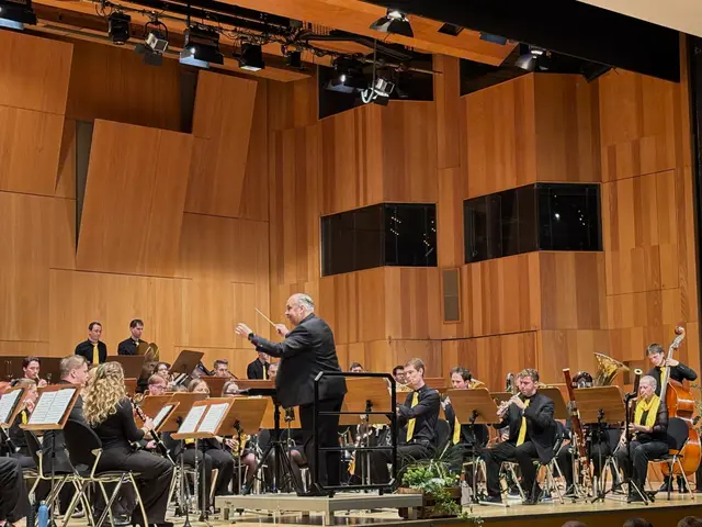 Dirigent Pfeiffer führte gewohnt souverän durch die anspruchsvollen Partituren, seine Energie und gute Laune übertrugen sich sichtbar auf das Orchester | Foto: BKV