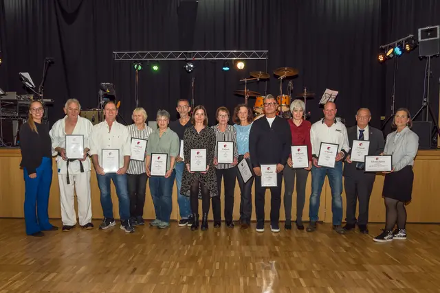 Geschäftsführerin Rebecca Niggl (links) und Judith Niemann (rechts, Öffentlichkeitsarbeit) umrahmen die vom GKD Geehrten des Karatevereins Eppingen | Foto: Karateverein Eppingen