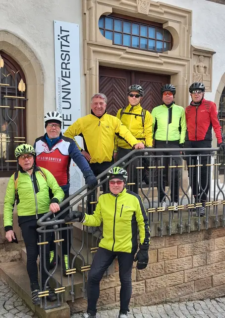 Radsportler vom SV Leingarten vor der Alten Universität in Eppingen | Foto: Urheberbild von Willi Frasch
