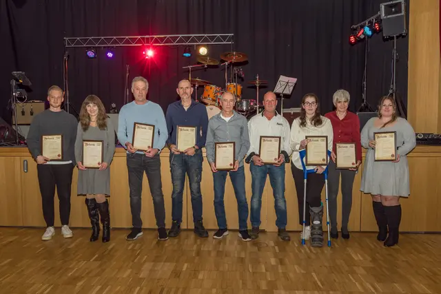 Ehrung für 15 Jahre Mitgliedschaft beim Goju-Ryu Karateverein Eppingen: (v.l.) Edwin Baitinger, Elke Rannalter, Jürgen Turnsek, Jens Haar, Alfred Keller, Steffen Kuhn, Marie-Luise Häcker, Sylvia Häcker und Emely Borneck
 | Foto: Karateverein Eppingen