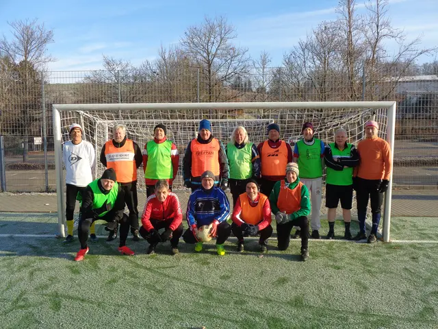 Die Fleiner Ü60/70-Seniorenfußballer mit Mützen und Handschuhen vor dem Spiel bei eisiger Kälte  | Foto: Alfred Kulka