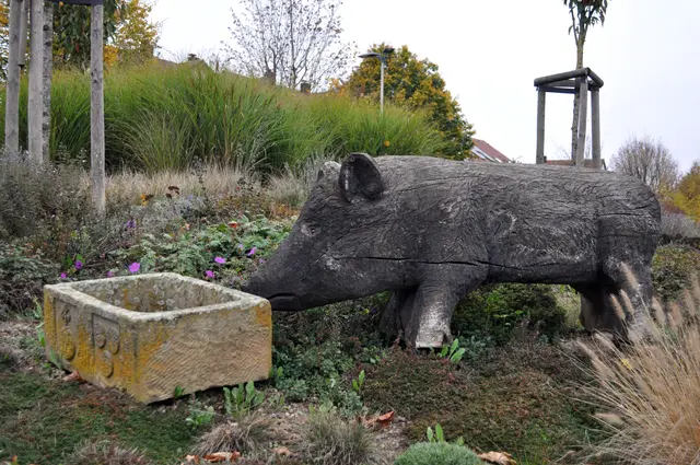 Die Untergruppenbacher haben den Utznamen Saukübel. Die Figur mit dem Kübel ist auf einem Kreisverkehr zwischen Untergruppenbach und Donnbronn zu sehen. Früher hatten die Leute hier fast alle Schweine. Und so stand vor jedem Haus ein Saukübel. | Foto: Daniela Somers