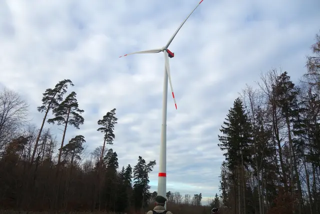 Gigantische Größe eines Windrades mit einer Höhe von 164 Metern -  und das Rotorblatt misst eine Länge von 72 Meter. | Foto: Isolde Reitz