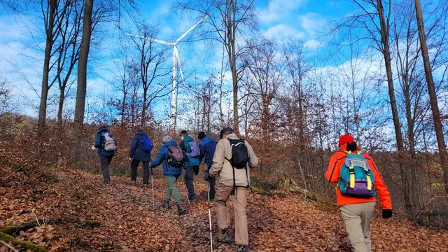 Strahlend blauer Himmel und die Windräder des Windparks Bretzfeld- Obersulm in Sichtweite. | Foto: Isolde Reitz