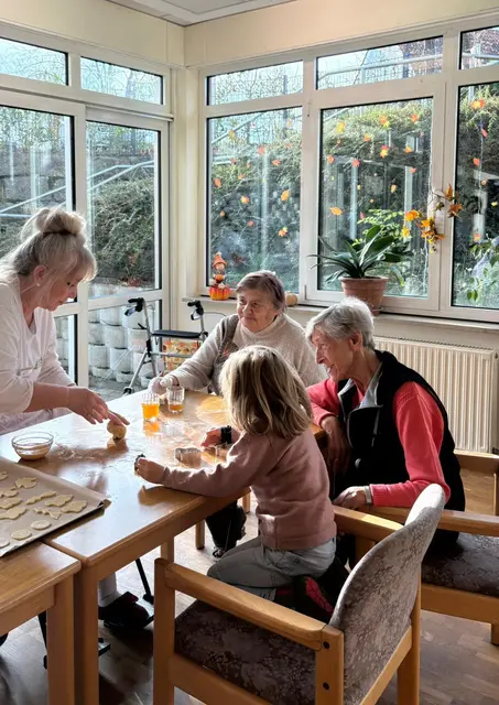 Beim Plätzchen backen | Foto: Alpenland Haus der Betreuung und Pflege Bad Rappenau