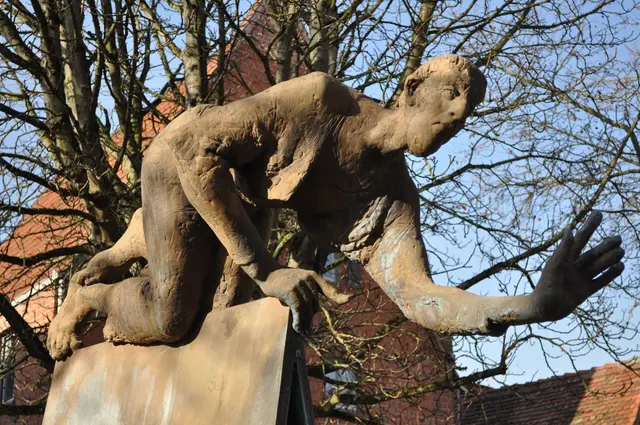 Der Horkheimer Dachreiter. Ein Bauer flüchtete vor den Steuereintreibern aufs Dach. Die Feuerwehr wollte ihn mit dem Wasserstrahl herunter treiben. Der Bauer bemühte sich dem Wasserstrahl auszuweichen. Das sah aus wie ein Ritt auf dem Dach. | Foto: Daniela Somers