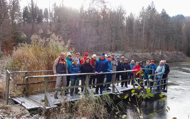 
Den malerisch gelegenen und mit Raureif leicht überzogenen Bernbachsee haben die 22 Teilnehmer der Aktivgruppe Talheim für ihr Gruppenfoto ausgewählt. | Foto: Isolde Reitz