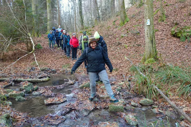 Balancieren und konzentrieren war angesagt, da die Steine leicht gefroren waren. | Foto: Isolde Reitz