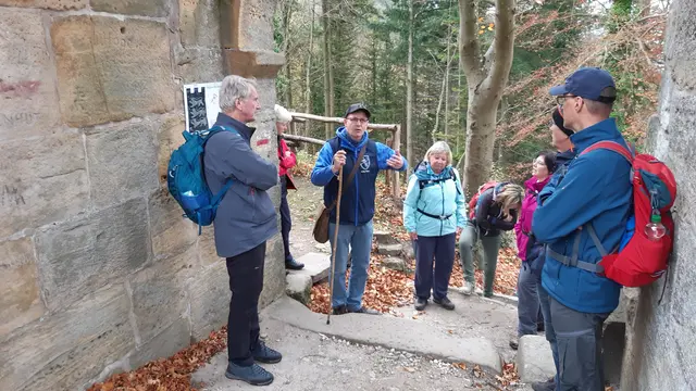 Mit Burgführer Stefan Weber am Burgtor | Foto: Eduard Muckle