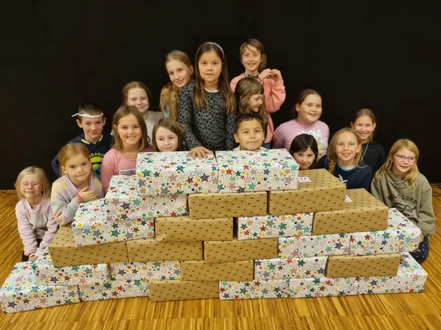 Die Kinder der Jungschar Brackenheim packten mit Hilfe der Bibel-Mission Weihnachtspäckchen für arme Kinder in Osteuropa! | Foto: Jochen Baral