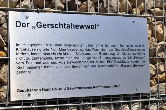 Die Kirchhausener heißen Gerschtahewwel. Leider sind die Gerstenhalme nur als Metall-Silhouette an dieser Gabionenwand angebracht. Dazu war es noch durch geparkte Autos unmöglich das richtig zu fotografieren. | Foto: Daniela Somers