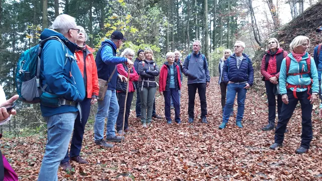 Burgführer Stefan Weber erläutert die Burg | Foto: Eduard Muckle