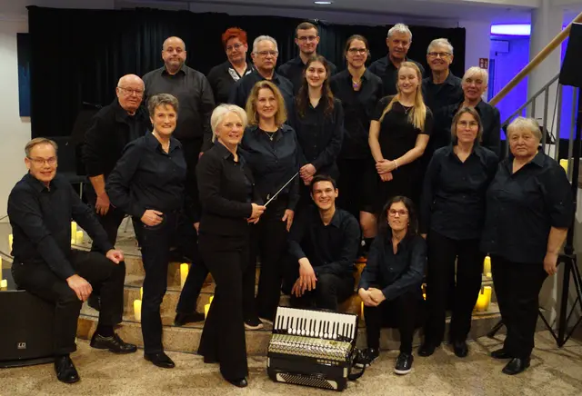 Die Musiker/innen von Akkordeon bis Schlagwerk mit Dirigentin Marion Bammert  | Foto: Silke Storz 