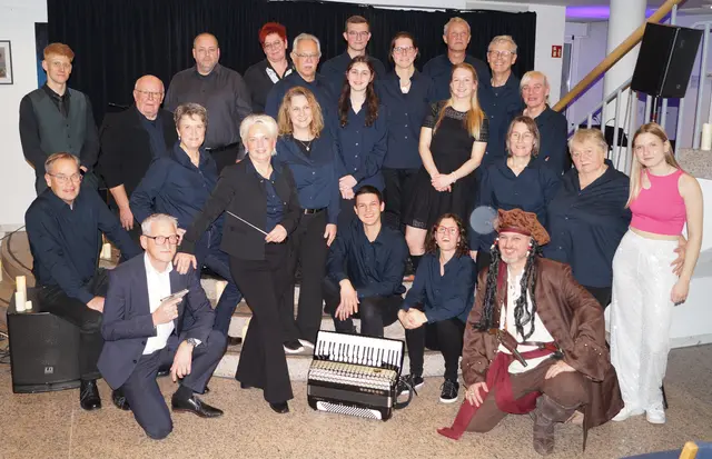 Alle Teilnehmenden von Musiker/innen bis Statisten des Candlelight-Konzertes im Ratshöfle Güglingen  | Foto: Silke Storz 