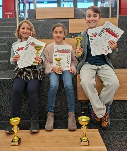 Marie Renner, Lotta Reiner, Anton Haug - Glückwunsch zum ausgezeichneten Erfolg!  | Foto: Karin Hönnige 
