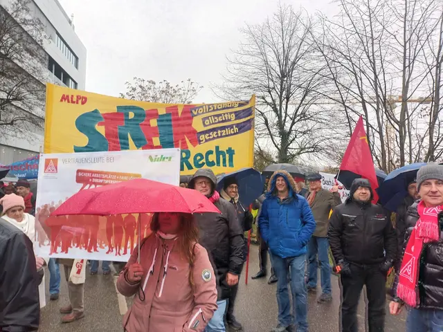 Über 1.200 Kollegen kamen zum Bosch-Werk in Waiblingen und drückten ihre Solidarität mit den Kampf um jeden Arbeitsplatz aus. Die MLPD Baden-Württemberg beteiligte sich aktiv. Sie legte einen Schwerpunkt auf den Kampf für ein vollständiges, allseitiges und gesetzliches Streikrecht. Nach bisheriger Rechtslage ist es den Gewerkschaften in Deutschland nicht erlaubt, Streiks außerhalb der Tarifrunde zu führen - also auch nicht zum Erhalt der Arbeitsplätze!  | Foto: MLPD