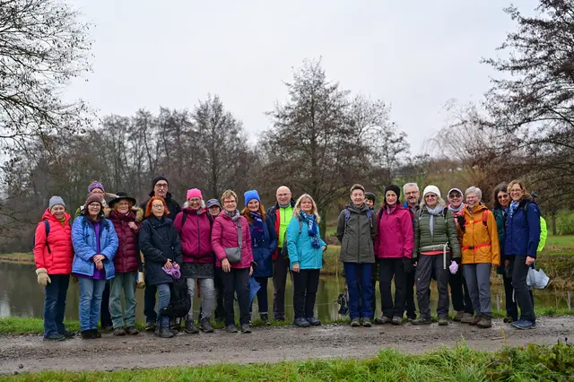Grau war der Himmel, aber die bunten Jacken brachten Farbe ins Spiel. Zum Gruppenbild vereint, die Wanderer und Wanderinnen des Schwäbischen Albvereins Weinsberg am Lehrensteinsfelder Fischteich. | Foto: Michael Harmsen