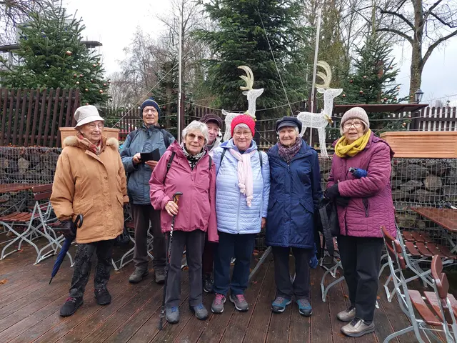 Vor den schönen Rentieren und den geschmückten Tannenbäumen im Hintergrund fühlen die Wanderer sich sichtlich wohl. | Foto: Foto privat
