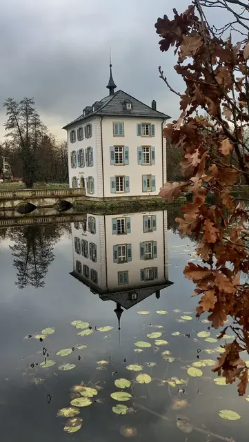 Das prächtige Trappenseeschlösschen spiegelt sich im ruhenden See. | Foto: Foto privat
