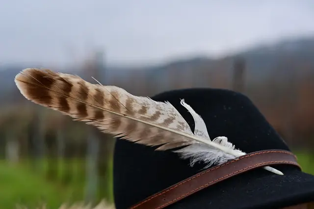 Zünftiger Hutschmuck einer Wanderin. | Foto: Michael Harmsen