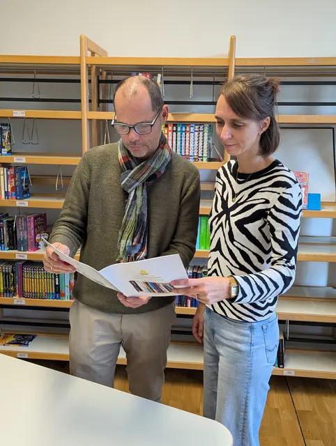 HLRS-Deutschfachschaftsleiterin Ina Pesic und ARS-Realschullehrer Martin Heigold freuen sich über die Handreichung. | Foto: Foto: Abendrealschule Heilbronn.