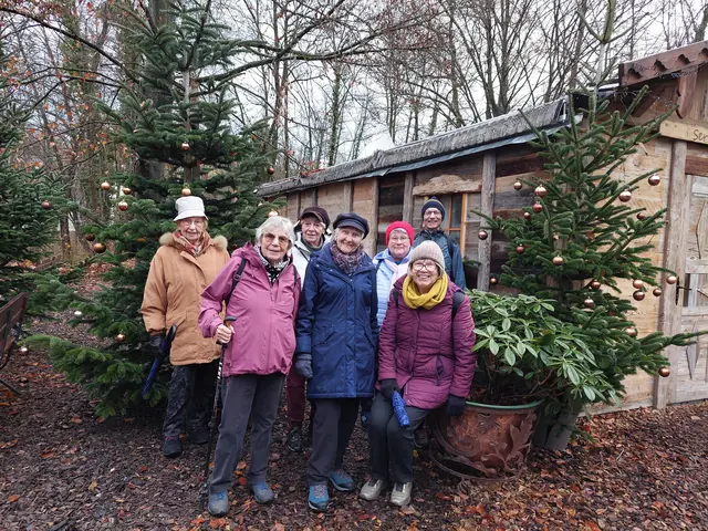 Die gemütlichen Holzhäuschen und die weihnachtlich geschmückten Tannen bilden einen zauberhaften Rahmen für ein Gruppenbild. | Foto: Foto privat