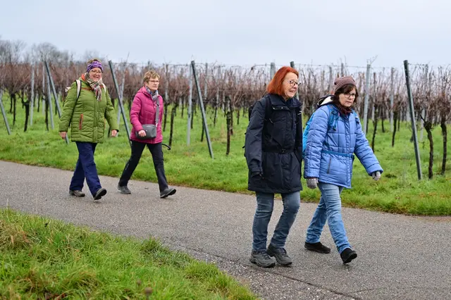 Mit großen Schritten beginnt die Wanderung. | Foto: Michael Harmsen