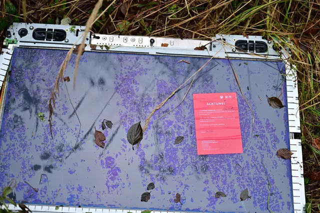 Da hat ein Schwachmat seinen Fernseher im Wald entsorgt. Das Ordnungsamt ist ihm schon auf der Spur. 100.000 € oder eine Freiheitsstrafe werden angedroht. Hoffentlich bekommt man den Idiot. | Foto: Michael Harmsen