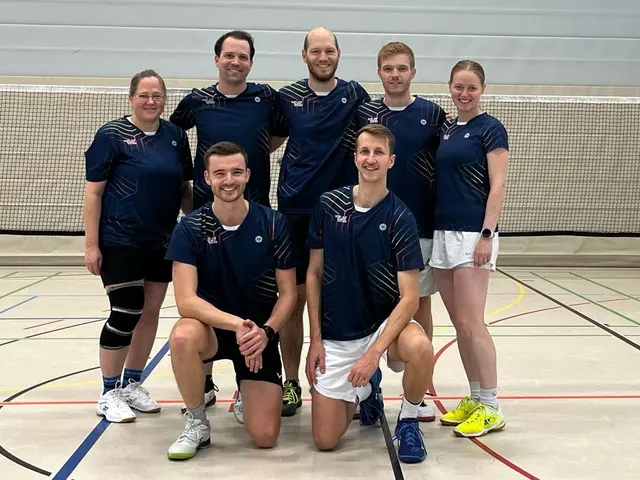 Die 1te Badmintonmannschaft: Maike Kohler, Philipp Schwara, Tim Saur, Jonathan Link, Julia Heinz, vorne: Christian Link, Lars Grauer | Foto: E. Rosendorf