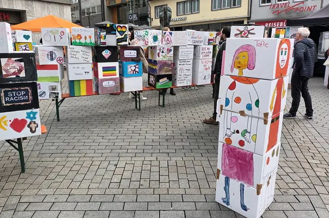 Kinder und Jugendliche wachsen heute international auf – in der Schule, in der Ausbildung, im Freundeskreis. Ihre Perspektive kann nicht eine rassistische „Generation Deutschland“ sein, sondern eine sozialistische Jugendbewegung, ein Leben in Frieden und Völkerfreundschaft. Bild: Schüler-Aktion gegen den Rassismus auf dem Kiliansplatz | Foto: MLPD