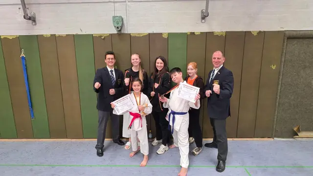 Die Mannschaft des Karatevereins Eppingen beim Dhammika Cup 2025 in Beilstein: (hinten v.l.) Johannes Geng, Ewa Jung, Helen Heil, Finja Schwenger, Matthias Schäfer sowie (vorne v.l.) Maya Papp und Luka Colakovic | Foto: Karateverein Eppingen