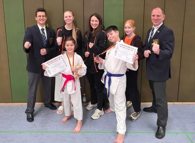 Das Team des Karatevereins Eppingen beim Dhammika Cup 2025 in Beilstein: (hinten v.l.) Johannes Geng, Ewa Jung, Helen Heil, Finja Schwenger, Matthias Schäfer sowie (vorne v.l.) Maya Papp und Luka Colakovic | Foto: Karateverein Eppingen