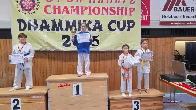 Maya Papp (zweite von rechts) auf dem Treppchen – mit Urkunde und Bronzemedaille im Kumite
 | Foto: Karateverein Eppingen