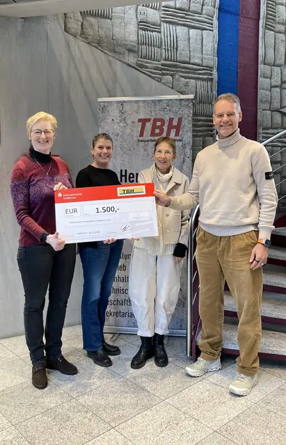 Petra Lutz und Nicola Hartung (Koordinatorinnen Hospizdienst), Dr. Anna Christ-Friedrich (1. Vorsitzende Hospizdienst), Jörg Gröger (Geschäftsleitung TBH) | Foto: AHD