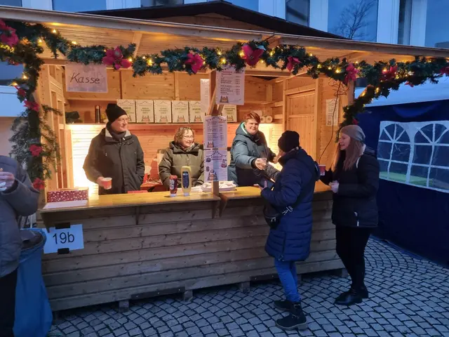 Der leckere Glühwein der WG Brackenheim und die würzigen Bratwürste von Metzgerei Frank kamen bei den Besuchern auf dem Kirchplatz Brackenheim auf dem Adventsmarkt sehr gut an. | Foto: Jochen Baral