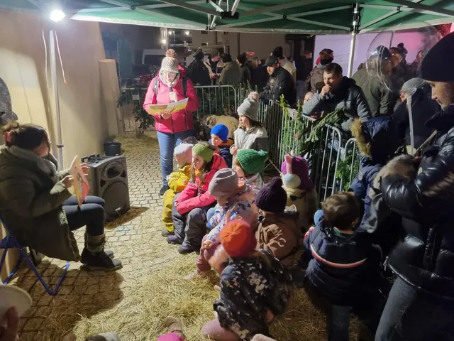 Die Lebendige Krippe mit Schafen vom Wildparadies Tripsdrill durfte auch dieses Jahr beim Adventsmarkt Brackenheim bei den Apis auf dem Kirchplatz nicht fehlen. Die Kinder freuten sich an der Geschichte und an den Schafen, die man streicheln durfte. | Foto: Jochen Baral