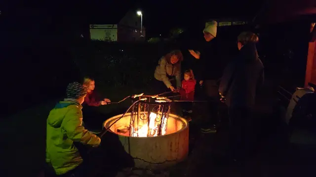 Stockbrote über dem Feuer brutzeln macht Spaß. | Foto: Christina Hansel