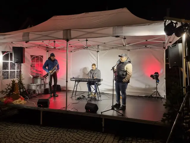 Das Jazz-Trio mit Reinhard Rieger, Kai Krech und Peace erfreuten beim Adventsmarkt Brackenheim auf dem Kirchplatz mit festlichen Klängen die Zuhörer. | Foto: Jochen Baral