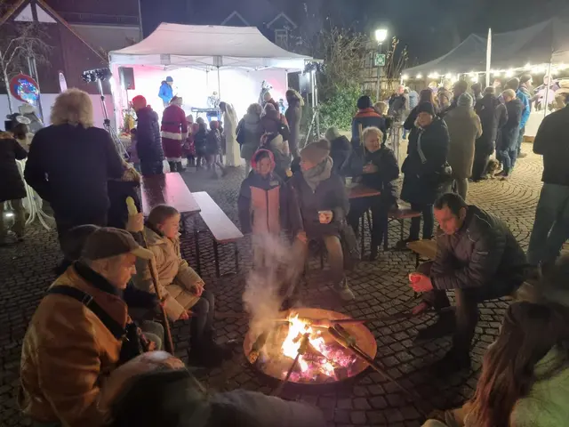 Nicht nur die Kinder freuten sich über die Möglichkeit, auf dem Kirchplatz Brackenheim beim Adventsmarkt Stockbrot über dem Feuer zu backen. | Foto: Jochen Baral