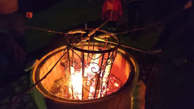 An Haselnussstecken werden die Stockbrote gebrutzelt. | Foto: Christina Hansel