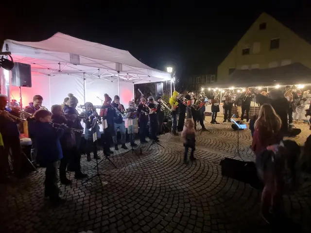 Beim Adventsmarkt Brackenheim darf der Posaunenchor Meimsheim mit Brackenheim-Dürrenzimmern nicht fehlen. Dieses Jahr bereicherten sie das erste Mal das Angebot auf dem Kirchplatz.  | Foto: Jochen Baral