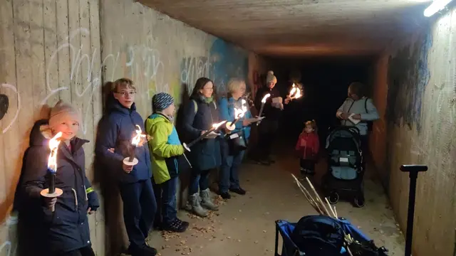 Die Gruppe in der Unterführung der B19 | Foto: Christina Hansel