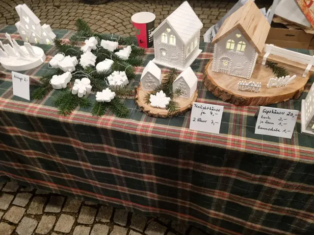 Tolle liebevoll handgefertigte weihnachtliche Dekoration fand man beim Naturkindergarten Hoffnungsland Brackenheim auf dem Kirchplatz beim Adventsmarkt Brackenheim.  | Foto: Jochen Baral