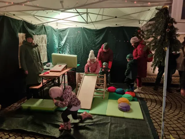 Der Spielepavillon für die Kleinen war dieses Jahr das erste Mal beim Adventsmarkt Brackenheim auf dem Kirchplatz am Start, ein Angebot das die Kinder und Eltern sehr schätzten.  | Foto: Jochen Baral