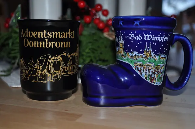 Auch keine Ahnung von welchem Jahr diese Tassen stammen. Übrigens, morgen ist wieder Adventsmarkt in Donnbronn. | Foto: Daniela Somers