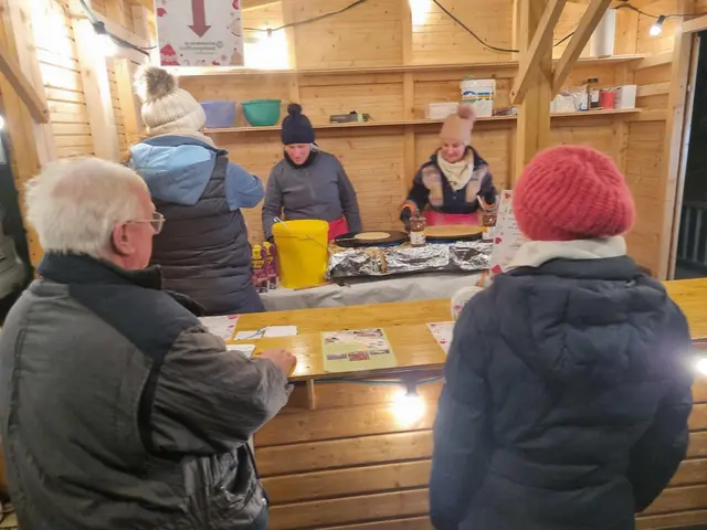 Leckere Crêpes und heißen Punsch, auf Wunsch auch gerne mit Schuss, gab es am Stand des Naturkindergartens Hoffnungsland Brackenheim, das das Angebot auf dem Kirchplatz beim Adventsmarkt Brackenheim bereicherte. | Foto: Jochen Baral