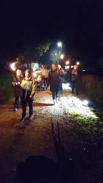Der Laternen- und Fackelzug auf dem Weg nach Belzhag. | Foto: Christina Hansel
