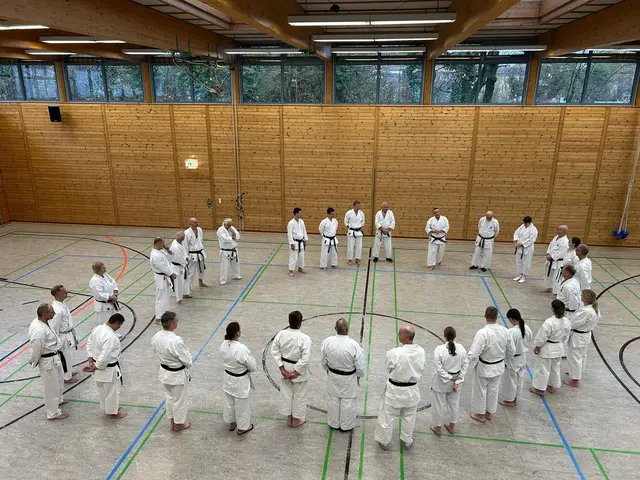 Die Prüfer und Trainer lauschen gespannt den Worten von Klaus Hertnagel zu Beginn des Praxisteils | Foto: Karateverein Eppingen