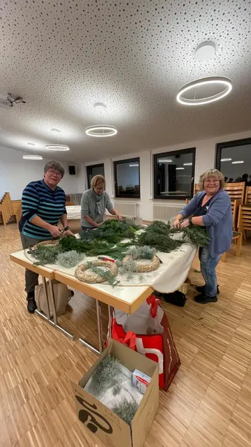 Cleebronner LandFrauen beim Adventkranz basteln  | Foto: Privat
