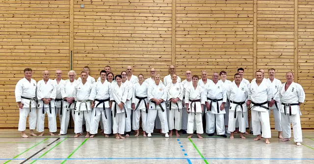 Alle Teilnehmer beim Prüferlehrgang mit Klaus Hertnagel (vorne, zweiter von rechts) | Foto: Karateverein Eppingen